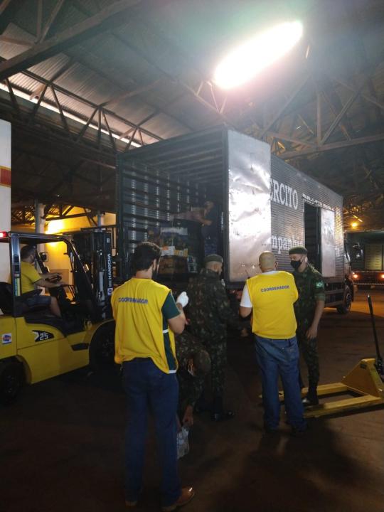 Foto 3 de 15 — Voluntários começam a separação de alimentos; entenda como será a distribuição